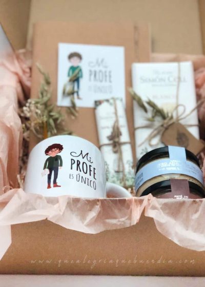 PACK PROFE RELAX COMPUESTO POR DIFERENTES ELEMENTOS COMO TAZA DISEÑADA, LIBRETA DISEÑADA, PATE Y CREMA DE QUESO LA CHINATA, Y TABLETA DE CHOCOLATE