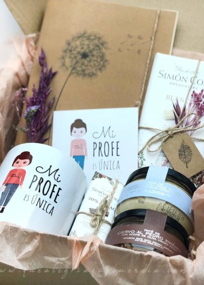 PACK PROFE RELAX COMPUESTO POR DIFERENTES ELEMENTOS COMO TAZA DISEÑADA, LIBRETA DISEÑADA, PATE Y CREMA DE QUESO LA CHINATA, Y TABLETA DE CHOCOLATE