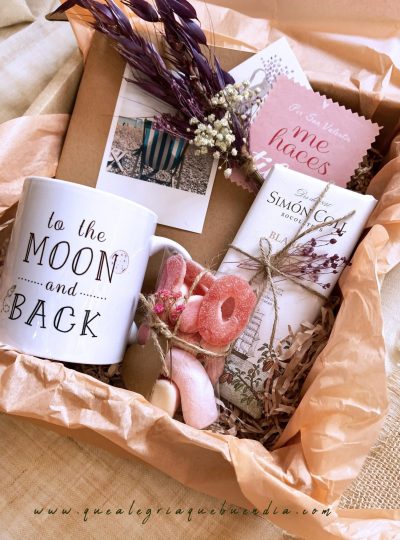 pack regalo para personas especiales con taza, chuches, libreta , chocolate y ramillete de flores