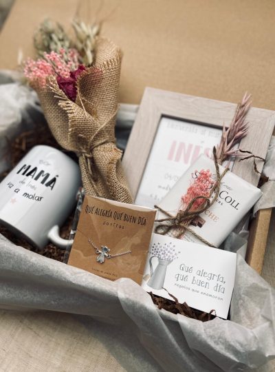 Pack Recien Nacido Regalo Bebes esta compuesto por taza de cerámica, joyita, chocolate, lamina personalizada y ramillete de flores