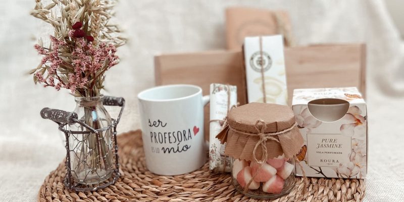 Pack Regalo Super Profe en cajita de madera natural con diferentes productos