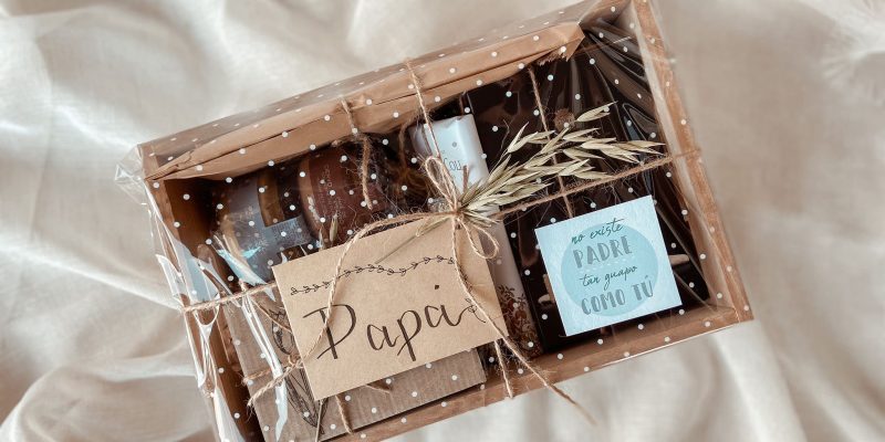 Pack Regalo Super Papa con taza, chocolates, productos gourmet en cajita de madera