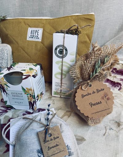 Pack Regalo Tomate un respiro_Regalos para todos con neceser, bomba de baño, jabon artesanal, crema de manos, velita aromatica, ramillete de flores, sales de baño...