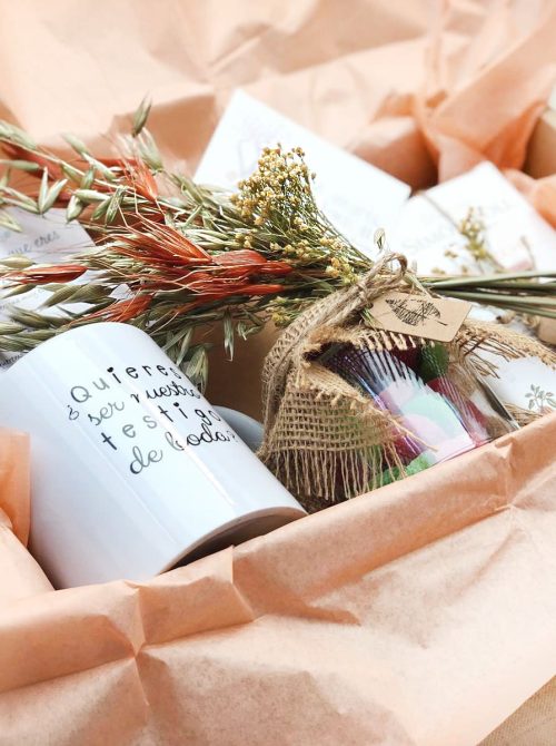 Pack regalo bodas compuesto por taza, chuches, chocolate, libreta kraft y decoración extra.