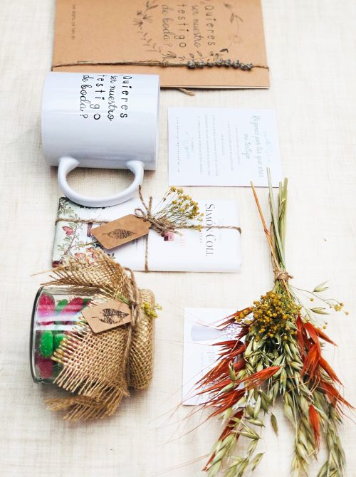 Pack regalo bodas compuesto por taza, chuches, chocolate, libreta kraft y decoración extra.