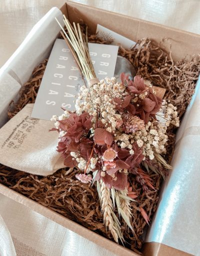 Un regalo muy especial de flores con joyita en cajita kraft con jaboncito artesanal