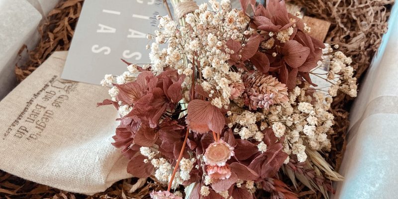 Un regalo muy especial de flores con joyita en cajita kraft con jaboncito artesanal