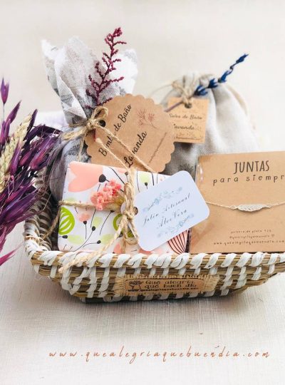 Pack Regalo Mini con productos relax en cesta de mimbre bicolor es un regalo ideal para el amigo invisible