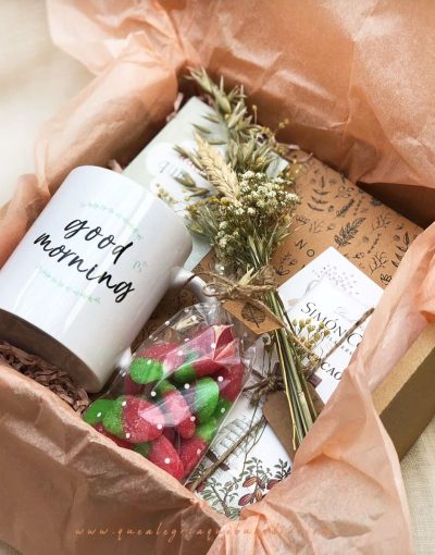 Pack Regalo Amigo Invisible compuesto por diferentes elementos taza de ceramica, chuches, libreta de notas, chocolate ideal para ese persona especial.