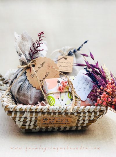 Pack Regalo Mini con productos relax en cesta de mimbre bicolor es un regalo ideal para el amigo invisible