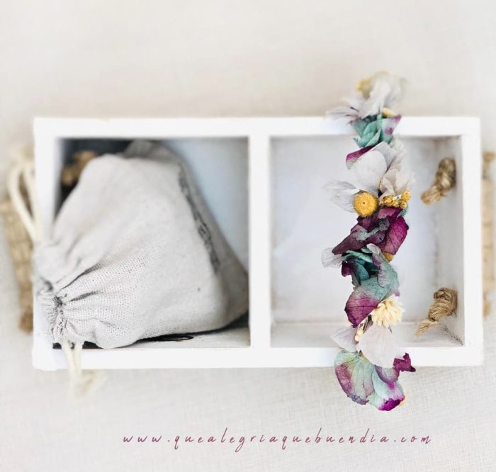 Foto de una PULSERAS flor preservada en una caja para regalar a testigos diferentes tonalidades