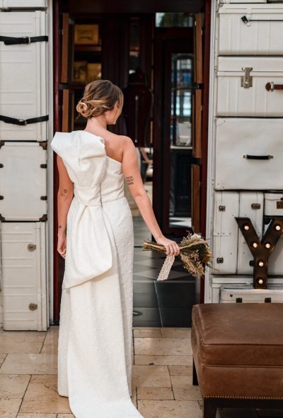 Ramo de novia con flores preservadas silvestres en tonos otoñales para una ceremonia atemporal