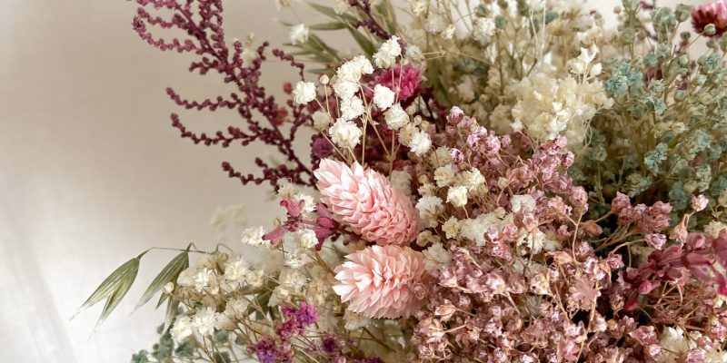 Ramo de novia de flores preservadas en tonos silvestres con variedades de diferentes tonalidades de colores.