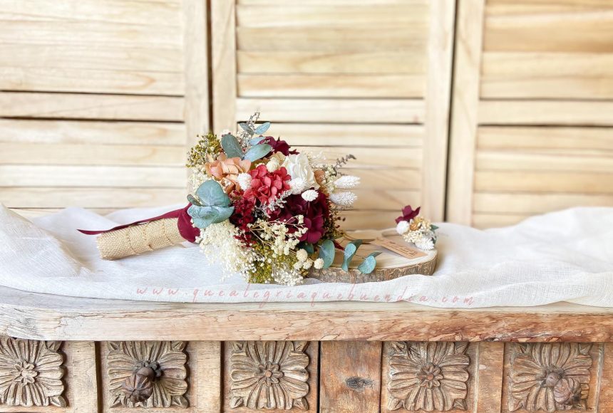 Ramo de Novia con flores preservadas en tonos granates