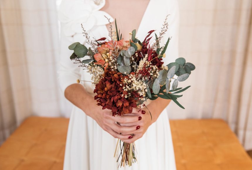 Ramo de novia con flores preservadas en tonalidade granates para una boda en Madrid Majadahonda