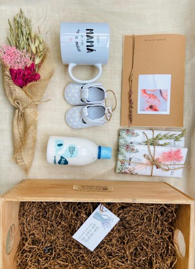 Pack regalo para un recien nacido con diferentes elementos personalizados y zapatitos de bebé