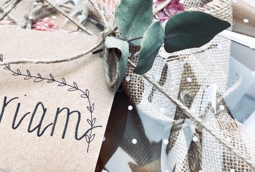 Regalo recien nacido empaquetado en cajita de madera