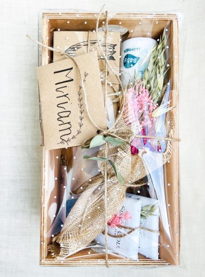 Regalo recien nacido empaquetado en cajita de madera