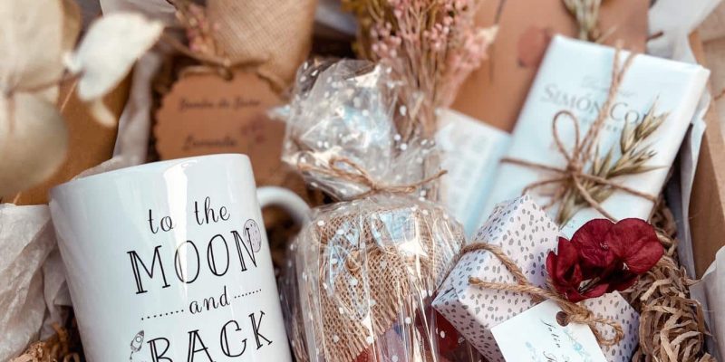 Pack regalo para todos. Este pack contiene taza, chocolate, chuches, libreta kraft, jaboncito.