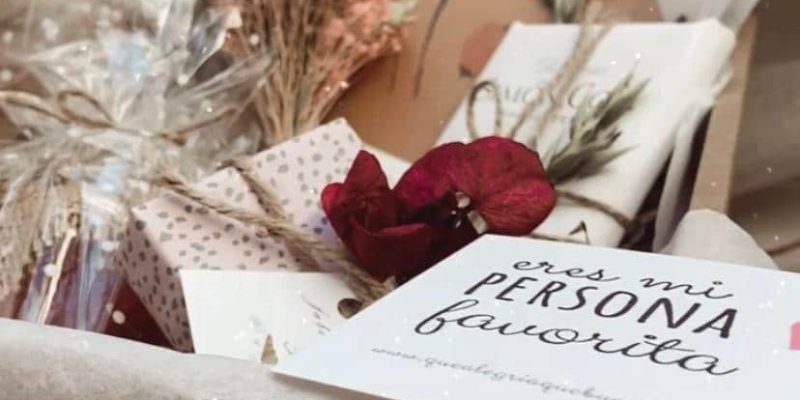 Pack regalo para todos. Este pack contiene taza, chocolate, chuches, libreta kraft, jaboncito empaquetado en cajita Kraft