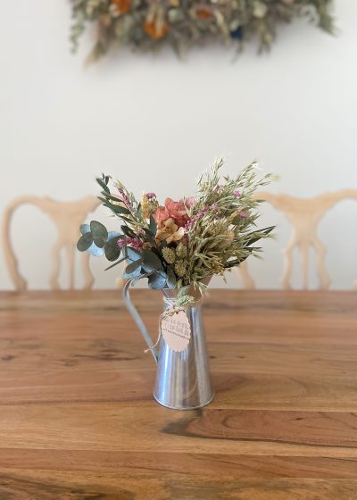 Taller Floral Jarrita Lechera de Zinc en tonos rosados y verdes