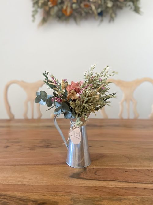 Taller Floral Jarrita Lechera de Zinc en tonos rosados y verdes