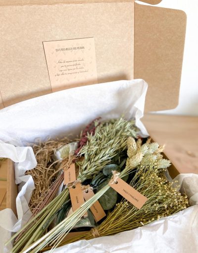 Taller Floral Jarrita Lechera de Zinc en tonos rosados y verdes. Pack en Cajita Kraft