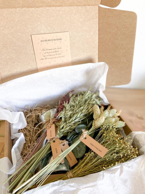 Taller Floral Jarrita Lechera de Zinc en tonos rosados y verdes. Pack en Cajita Kraft