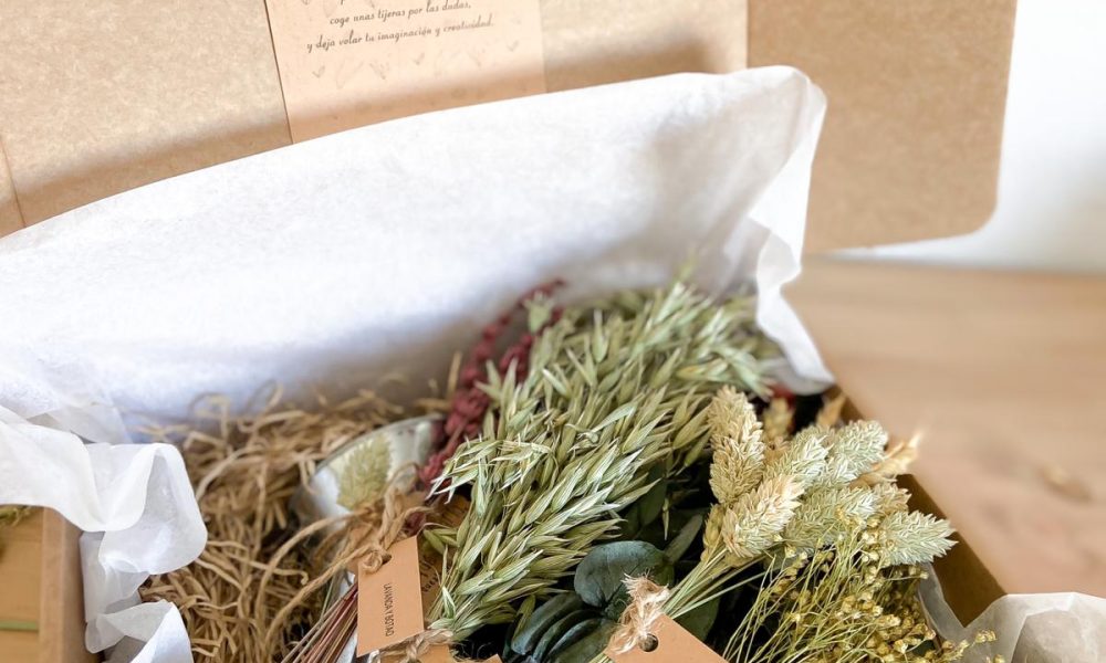 Taller Floral Jarrita Lechera de Zinc en tonos rosados y verdes. Pack en Cajita Kraft