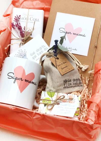 Pack Regalo Papa Día de la Madre compuesto por taza tableta de chocolate, jabon artesanal, bolsita de sales y libreta personalizada.